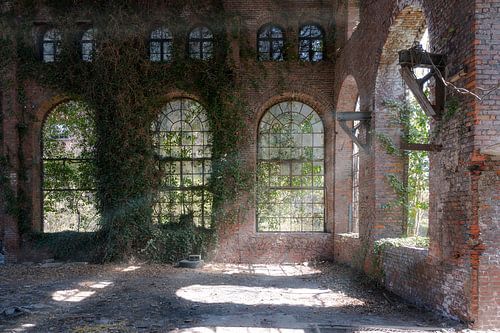 Verlassene Fabrikhalle eines alten Bergwerks