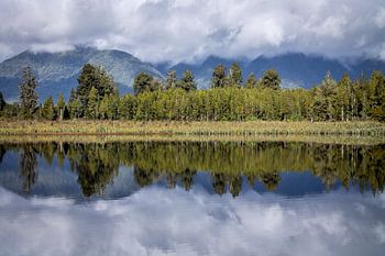 Reflecties van Lake Matheson (Nieuw-Zeeland)