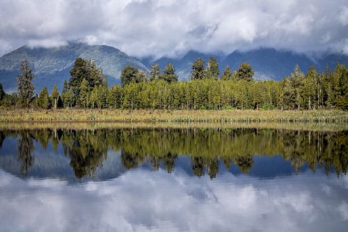 Reflecties van Lake Matheson (Nieuw-Zeeland) van Hans Moerkens