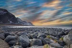 rotsen langs de kust van de Lofoten in Noorwegen van gaps photography