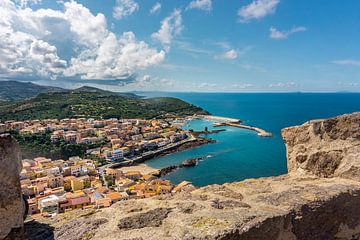 Doorkijkje vanaf het kasteel bij Castelsardo (Sardinië) van Just Go Global