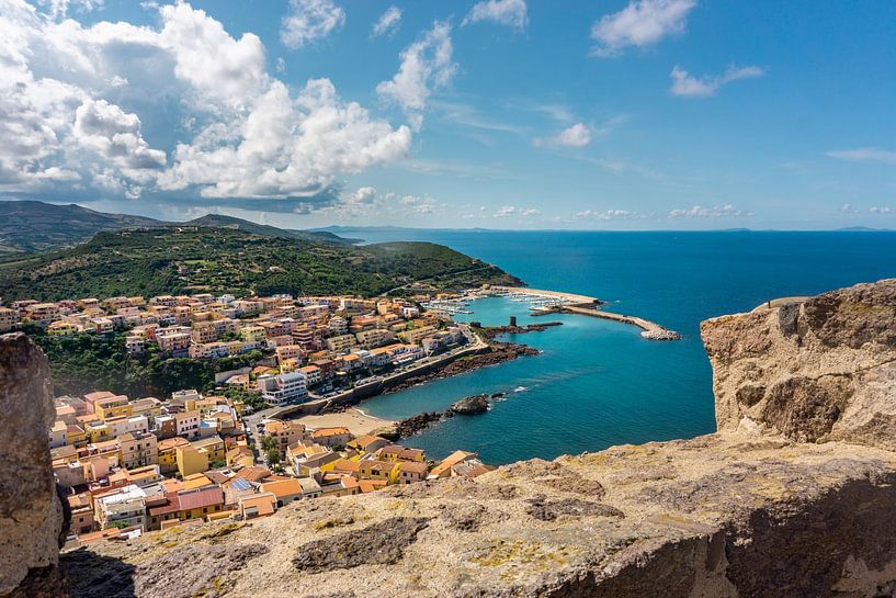 Doorkijkje vanaf het kasteel bij Castelsardo (Sardinië) van Just Go Global