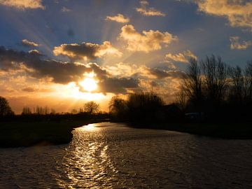Zonsondergang in polderland van M de Vos