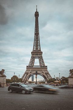 Eiffeltoren met verkeer van Youri Zwart