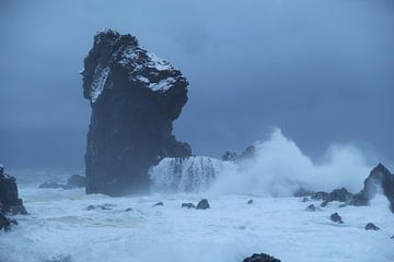 Ruige IJslandse kust in de winter van Marcel Alsemgeest