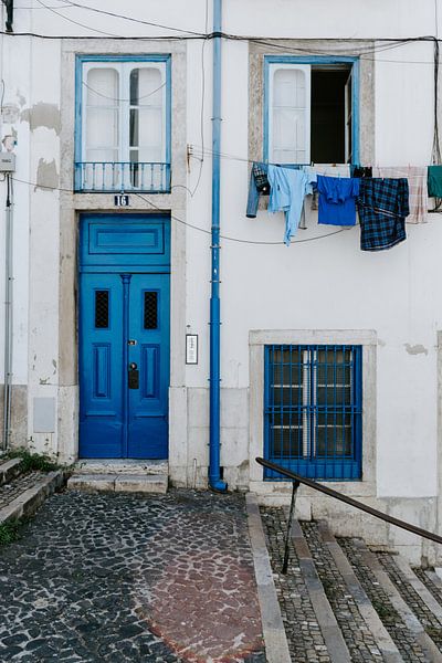 Blauw huis in Lissabon van Jessica Arends