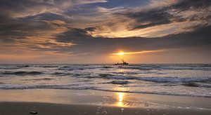 Garnalen kotter voor de kust van Texel van John Leeninga