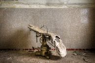 Gruseliger Stuhl im verlassenen Krankenhaus. von Roman Robroek – Fotos verlassener Gebäude Miniaturansicht