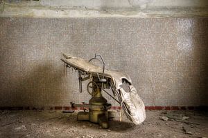 Gruseliger Stuhl im verlassenen Krankenhaus. von Roman Robroek – Fotos verlassener Gebäude