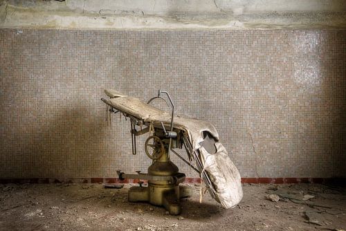 Chaise effrayante dans un hôpital abandonné.