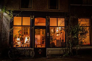 Schaufenster in einer typischen niederländischen Straße von Rick van de Kraats
