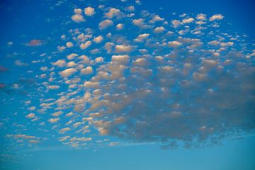 Blue sky White Clouds. Blauwe lucht Witte Wolken van Jos Voormolen