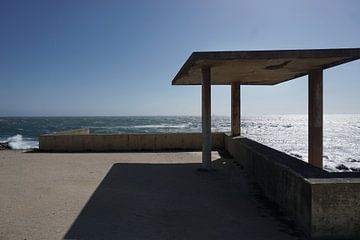 Abstrakte Konstruktion am Atlantischen Ozean in Porto (Portugal)