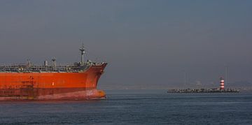 Cargo ship approaches Wijk aan Zee pier.... by scheepskijkerhavenfotografie