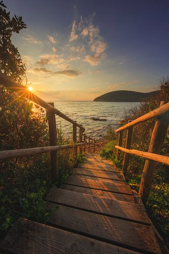 Afdaling naar de zee op het strand van Cala Violina in Toscane