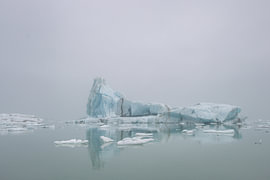 IJsberg in de mist van Jökulsárlón van Thijs Schouten