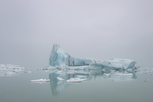 IJsberg in de mist van Jökulsárlón