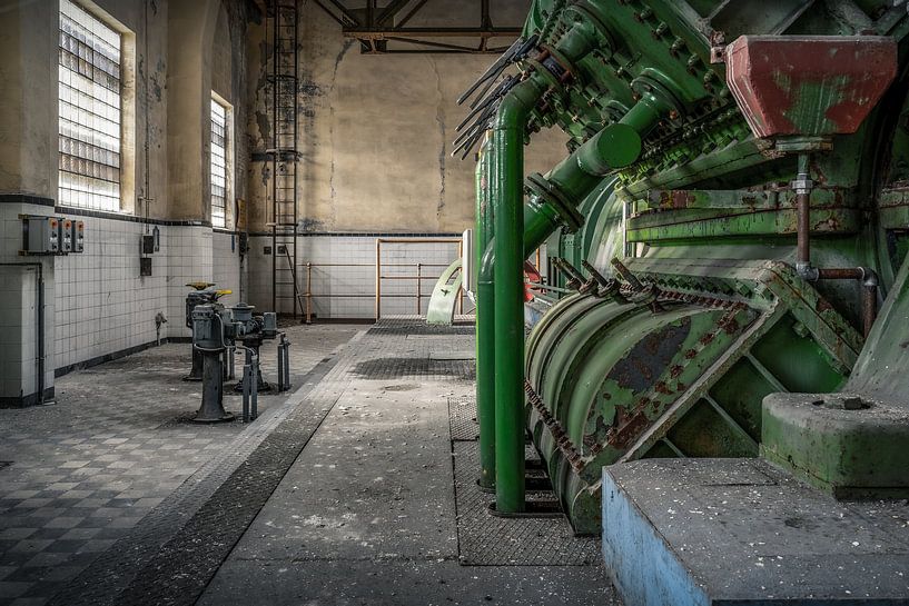 Hall d'une centrale électrique avec générateur par Karl Smits