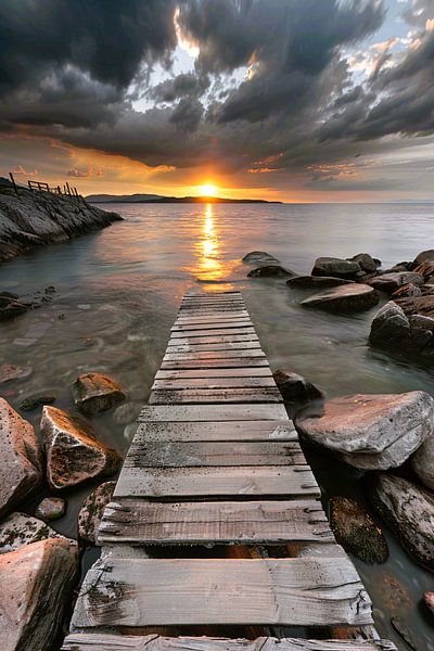 Coucher de soleil doré avec nuages spectaculaires et jetée par Art & Soul Creations