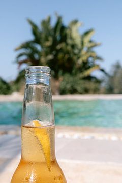 Un verre au bord de la piscine | Photographie de voyage | sur Marika Huisman fotografie