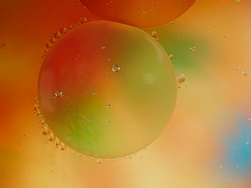 Olie in water - Een abstracte macrofoto