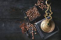 SA12338030 Stilleven van koffiemolen en koffiebonen
