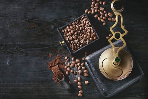 SA12338030 Stilleben von Kaffeemühle und Kaffeebohnen