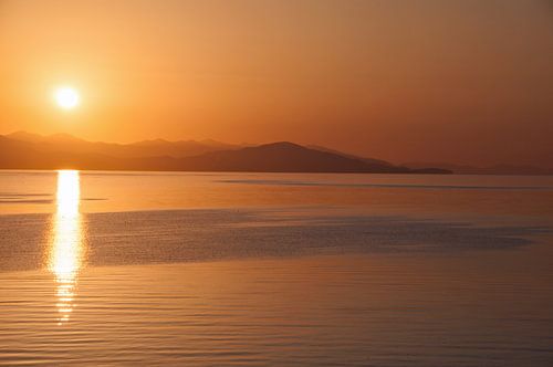 Sundown glory on lake Sevan in de Highlands of Armenia