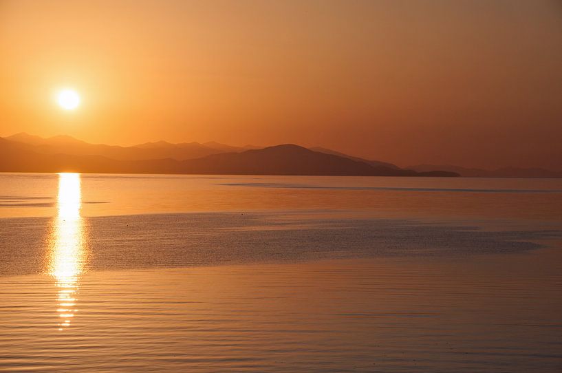 Zonsondergang boven Lake Sevan, Armenië, hooglanden van Anne Hana