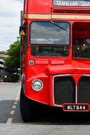 Le célèbre bus rouge à deux étages de Londres – Une scène de rue britannique classique sur Bas Potman
