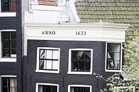 Scheefstaand grachtenpand in Amsterdam van Peter Bartelings thumbnail