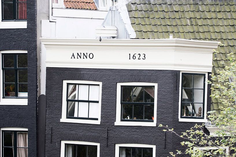 Scheefstaand grachtenpand in Amsterdam van Peter Bartelings