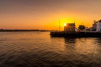 Maassluis het douanehuisje bij ondergaande zon