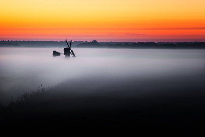 Mist op Texel tijdens zonsondergang. van Justin Sinner Pictures ( Fotograaf op Texel)