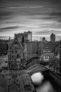 Hamburg Speicherstadt mit Elbphilharmonie in schwarzweiß . von Manfred Voss, Schwarz-weiss Fotografie