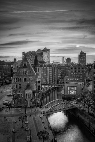 Hamburg Speicherstadt met Elbphilharmonie in zwart-wit .