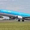 Take-off KLM Boeing 737-400 passagiersvliegtuig. van Jaap van den Berg