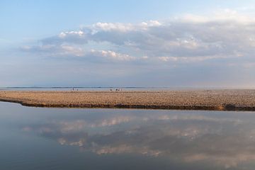 Wolken en reflecties aan het strand bij avondlicht van Nel Diepstraten