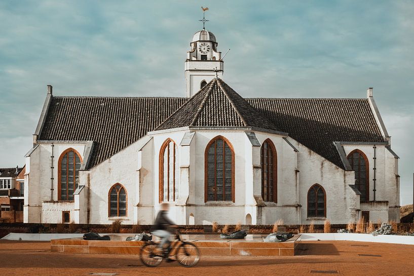 Weiße Kirche von Katwijk mit einem Radfahrer von Yanuschka | Fotografie Noordwijk