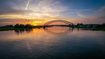 Zomerse zonsondergang ijsselbrug Zwolle van Jarno Groote