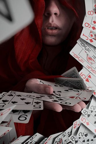 Intrigerende Muurdecoratie: Mysterieuze Vrouw met Troefkaart - Unieke Kunst voor aan de Muur