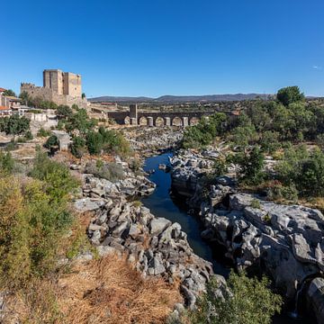 Fort met brug en rivier nabij Leon in Spanje
