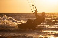 Kitesurfen ondergaande zon van Ton Tolboom thumbnail