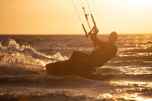 Kitesurfen ondergaande zon