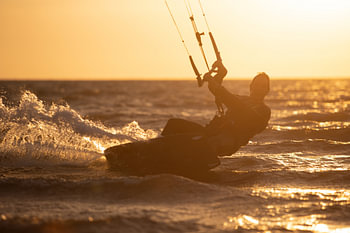 Kitesurfen ondergaande zon