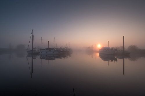 Zon door de mist bij haven Eiland van Maurik