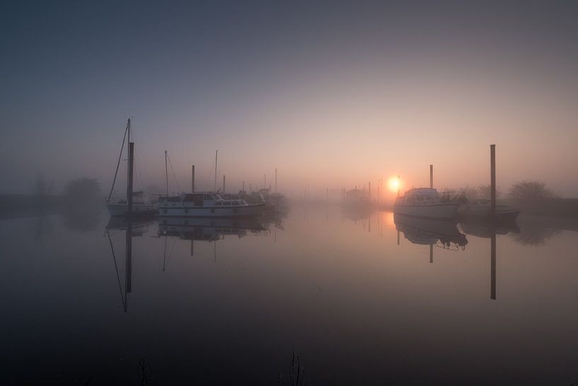 Zon door de mist bij haven Eiland van Maurik van Moetwil en van Dijk - Fotografie