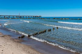 Buhne en pier aan de Oostzeekust in Wustrow aan de Fisc van Rico Ködder