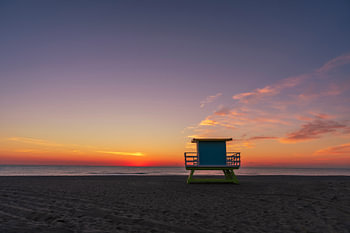 Magnifique lever de soleil sur la plage en France