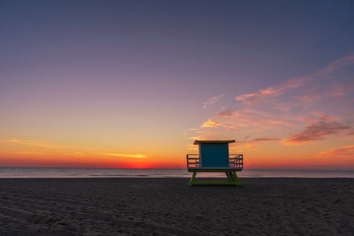 Prachtige zonsopgang op het strand in Frankrijk